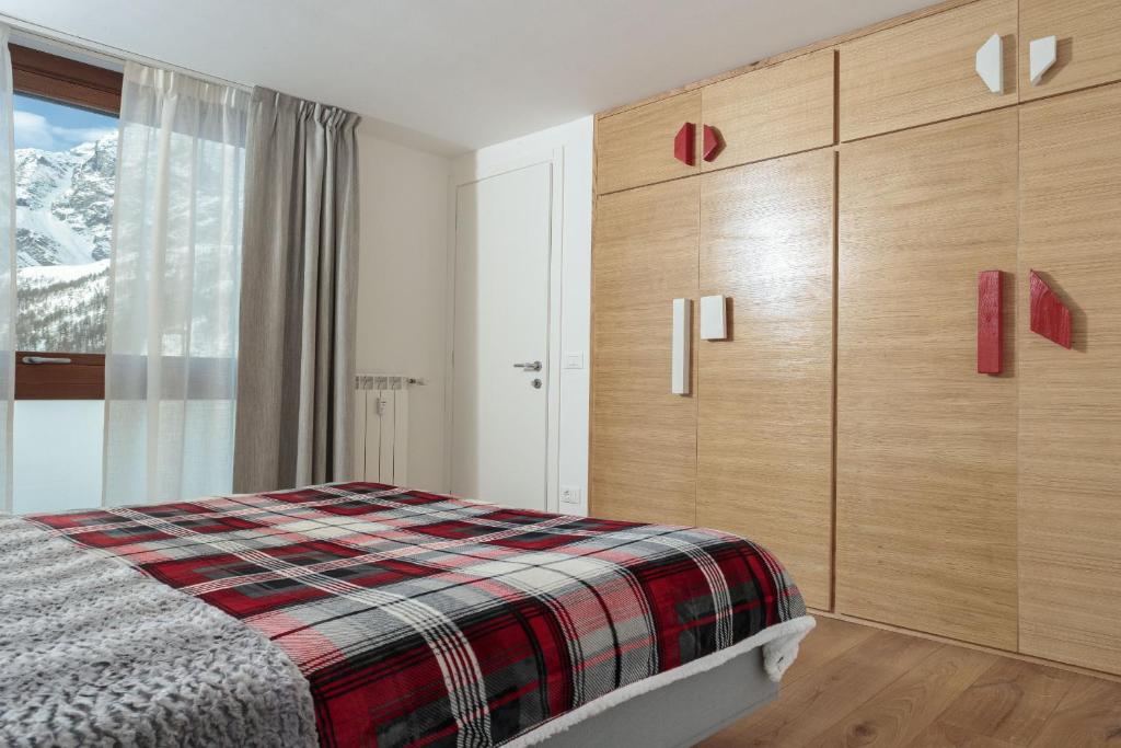 A bed or beds in a room at HelloChalet - The One - garage, bootdryer, home theatre with subwoofer, netflix, hydromassage Turkish bath