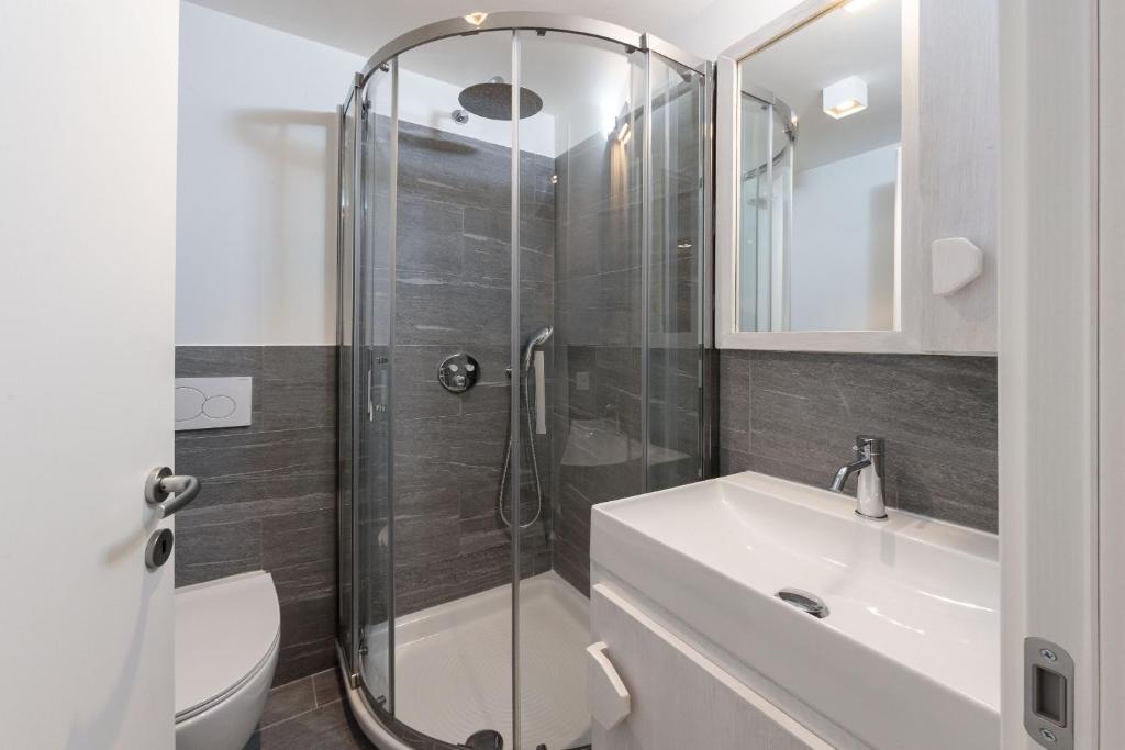 A bathroom at HelloChalet - The One - garage, bootdryer, home theatre with subwoofer, netflix, hydromassage Turkish bath