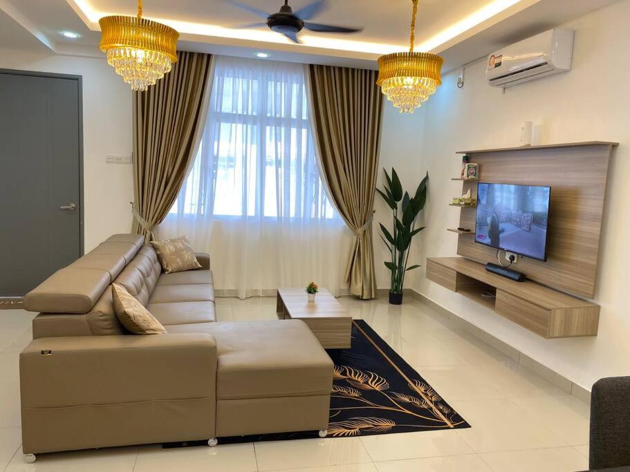 Il comprend un salon doté d'un canapé et d'une télévision à écran plat. dans l'établissement D’Royale Desaru Homestay, à Bandar Penawar