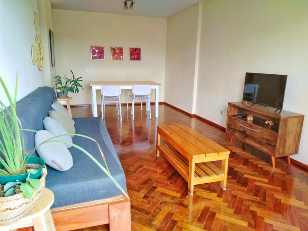 a living room with a couch and a table at Amplio depto de 2 dormitorios, Zona Plaza Uruguaya in Asunción