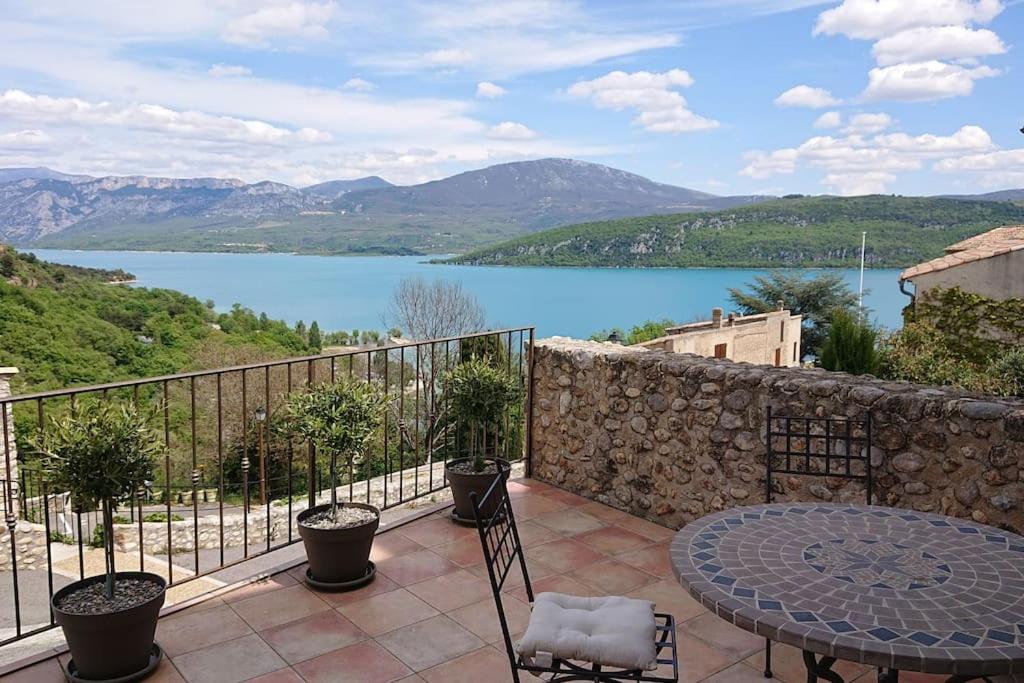 patio con tavolo e vista sul lago di Lou Marcelou - Apartment Two a Sainte-Croix-de-Verdon