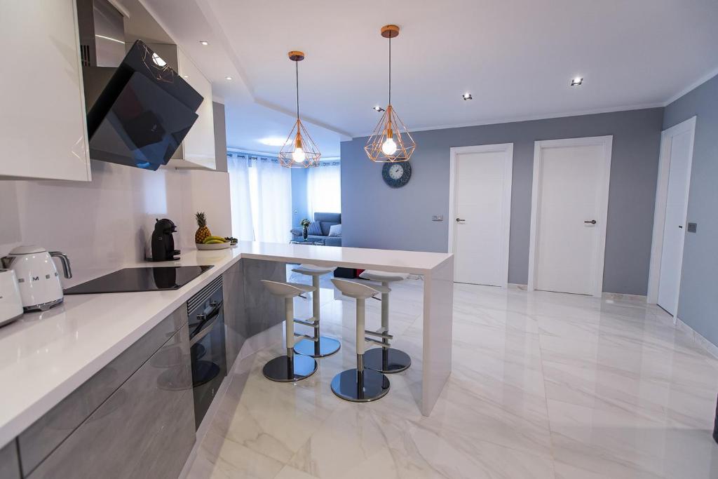 Kuchyň nebo kuchyňský kout v ubytování Luxury 2 bedroom apartment in Los Cristianos