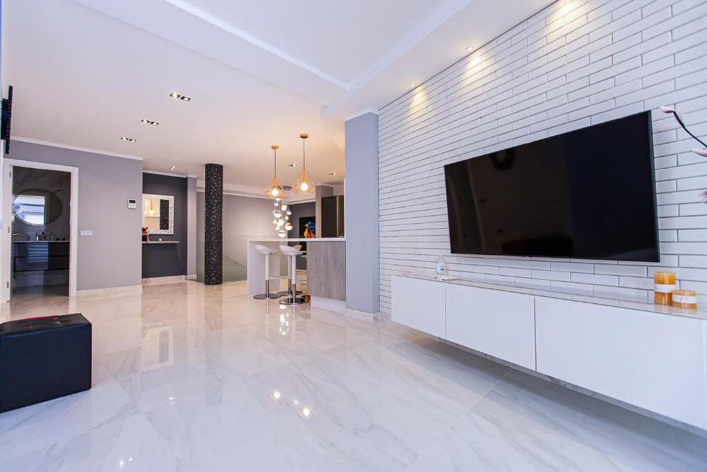 TV a/nebo společenská místnost v ubytování Luxury 2 bedroom apartment in Los Cristianos