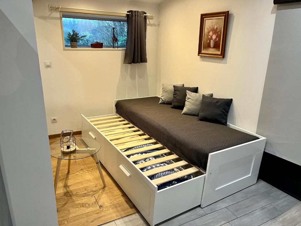 Vallet的住宿－Ouche de Gravoire Gîte，一间卧室配有一张带拉出式抽屉的床