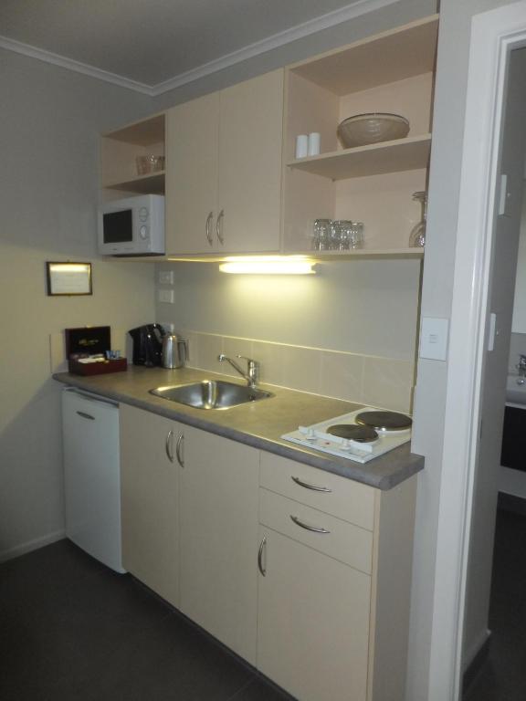 Kuchyň nebo kuchyňský kout v ubytování Quality Inn Acapulco Taupo