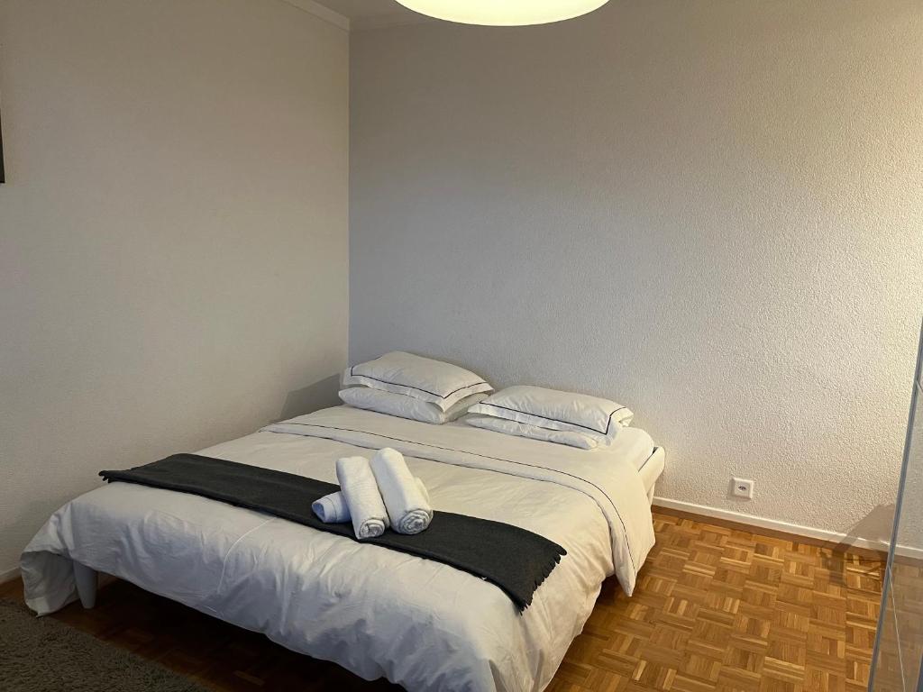 - une chambre avec un lit et 2 serviettes dans l'établissement Beautiful studio 2 minutes from the train station, à Lausanne