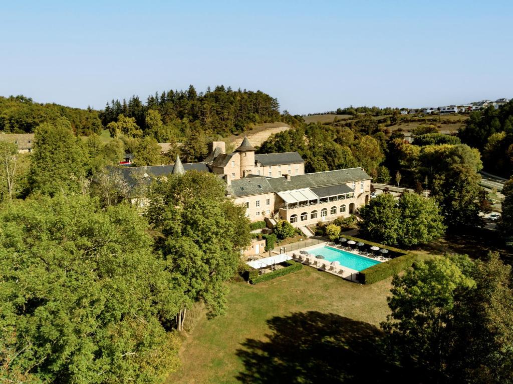 Bazén v ubytování Château de Fontanges nebo v jeho okolí
