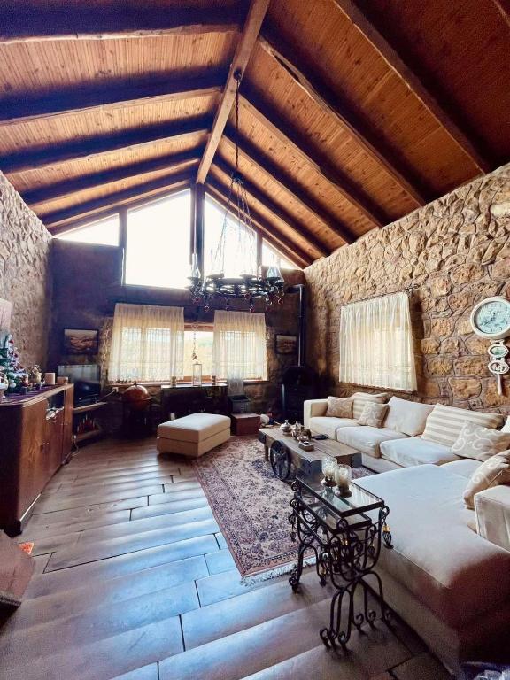 ein großes Wohnzimmer mit einer Steinmauer in der Unterkunft Little Stone Villa in Kírki