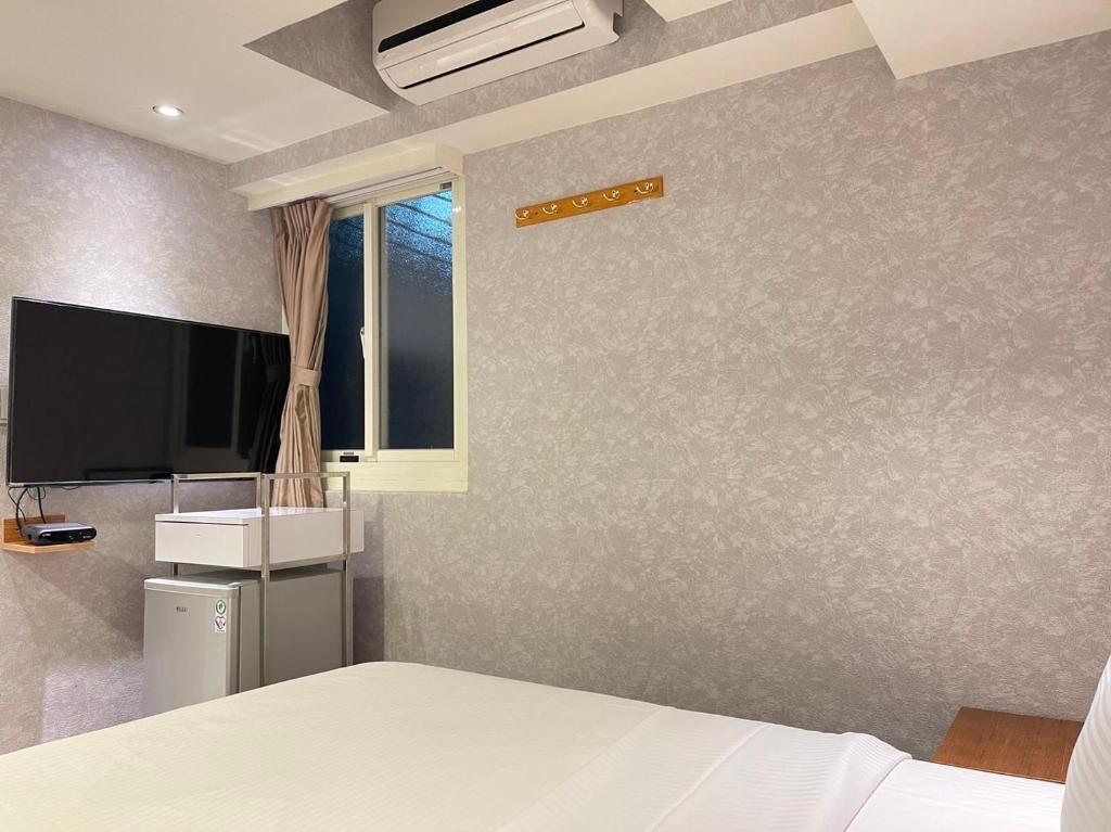 TV a/nebo společenská místnost v ubytování Jung Shin Hotel