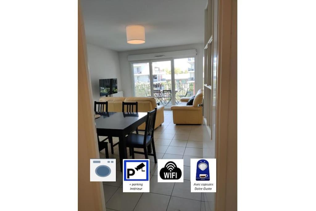une pièce avec une table et des chaises et une salle à manger dans l'établissement L'Envol - 80 M2 - 40 M2 balcon - 2 parkings privés, à Toulouse