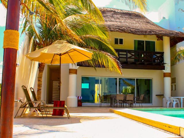 une maison avec un parasol et une piscine dans l'établissement Hidra luxurious accommodation, à San Benito