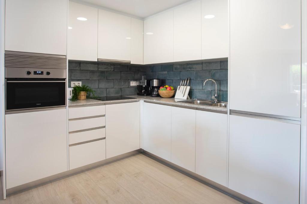 Kuchyňa alebo kuchynka v ubytovaní 1007 Apartamento planta baja Lago San Maurici by homeselectspain