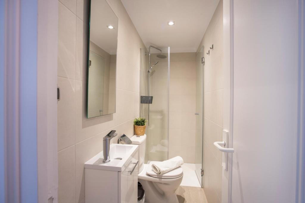 Kúpeľňa v ubytovaní 1007 Apartamento planta baja Lago San Maurici by homeselectspain
