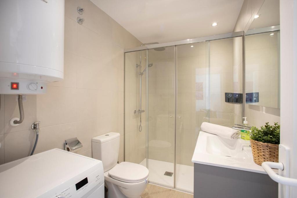 Kúpeľňa v ubytovaní 1007 Apartamento planta baja Lago San Maurici by homeselectspain