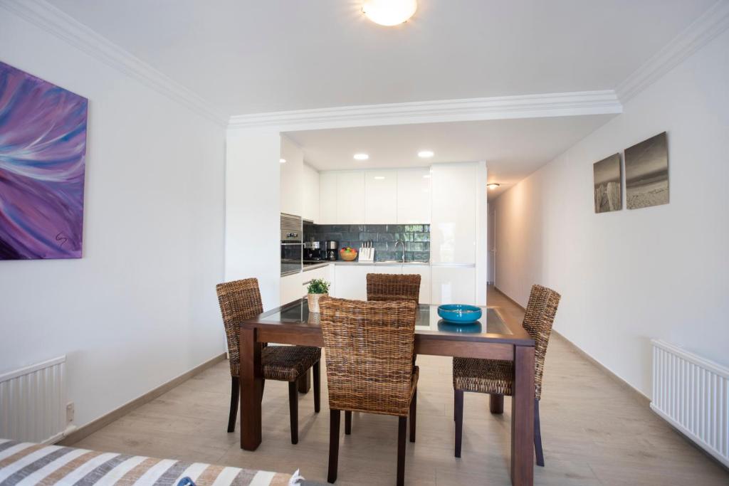 Kuchyňa alebo kuchynka v ubytovaní 1007 Apartamento planta baja Lago San Maurici by homeselectspain