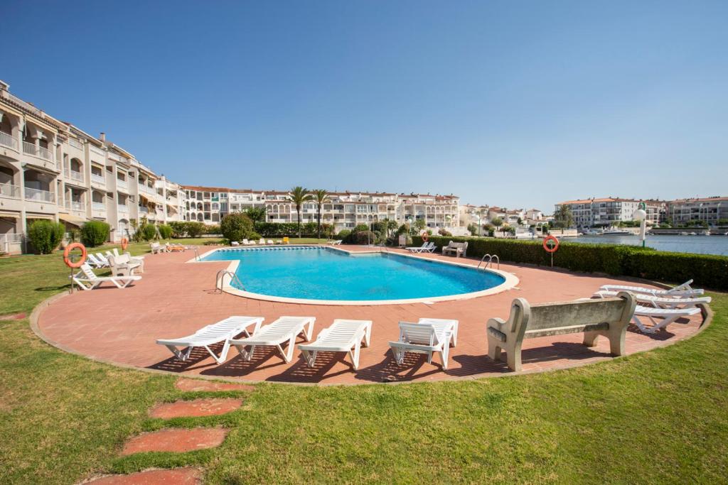 Bazén v ubytovaní 1007 Apartamento planta baja Lago San Maurici by homeselectspain alebo v jeho blízkosti