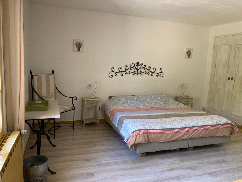 サレルヌにあるDomaine De La Provenç'âneのベッドルーム1室(ベッド1台、テーブル、デスク付)