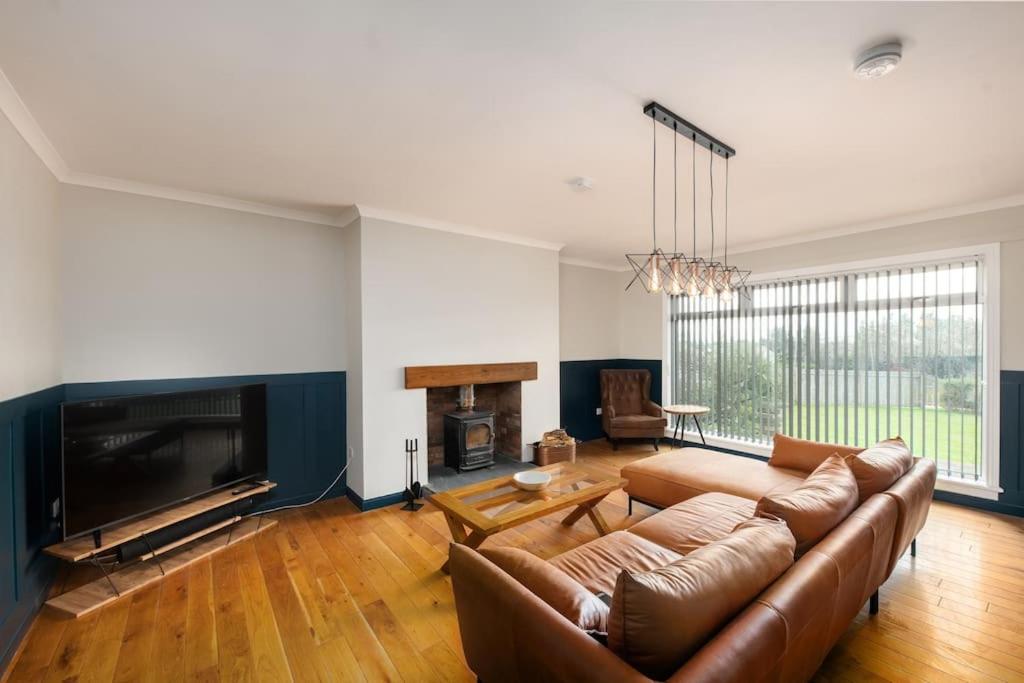 Stylish Highland Lodge with Wood Burner and Bar - Housity