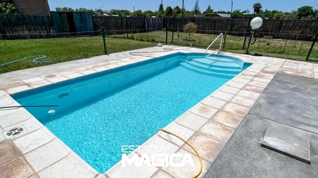una pequeña piscina en un patio con una valla en Quinta Rodo en San Rafael