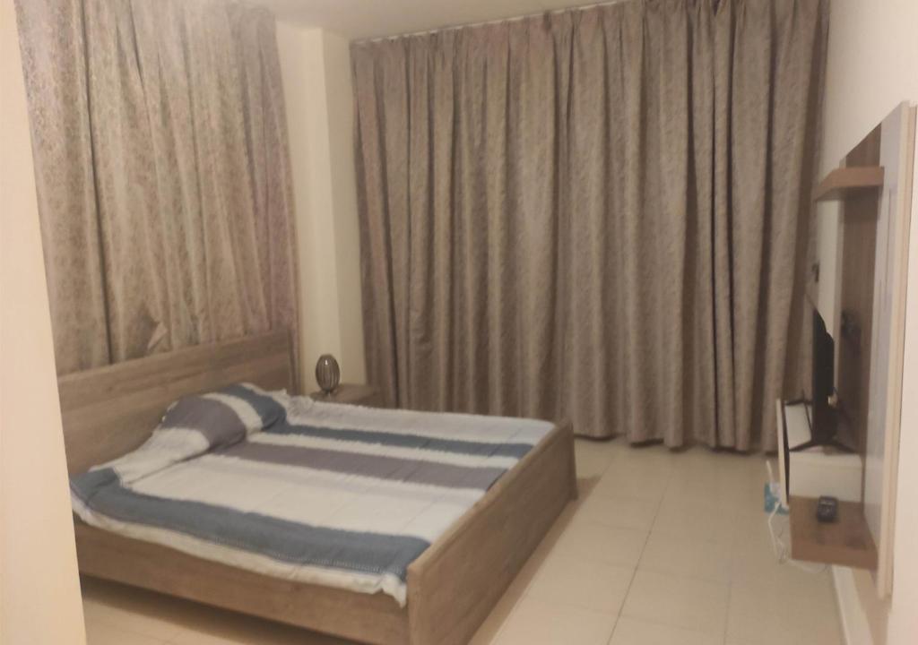 una camera con un letto di fronte a una finestra di Beautiful Master Bedroom in shared apartment ad Ajman