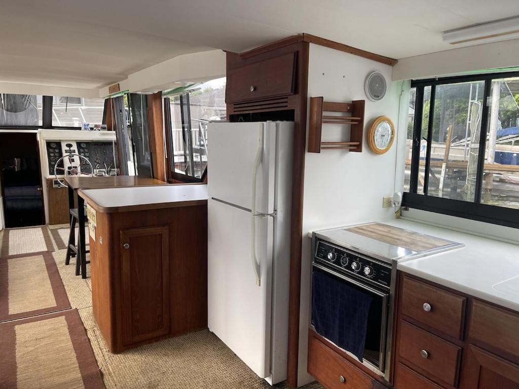 una cucina con frigorifero bianco e piano cottura di 50ft Stationary House Boat 