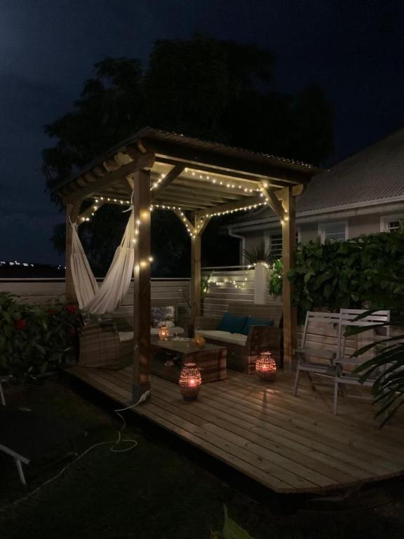 Patio nebo venkovní prostory v ubytování studio cosi, jardin privé, vue magique depuis piscine à débordement de la résidence