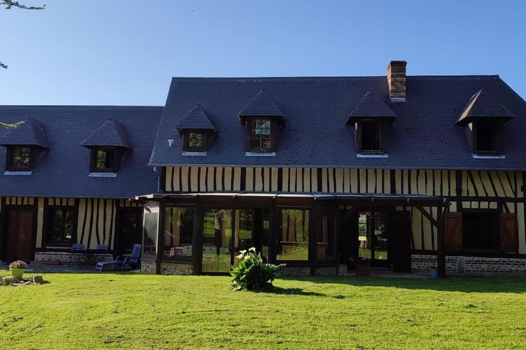 een groot huis met een groot gazon ervoor bij Maison normande rénovée proche mer et forêt in Martin-Église