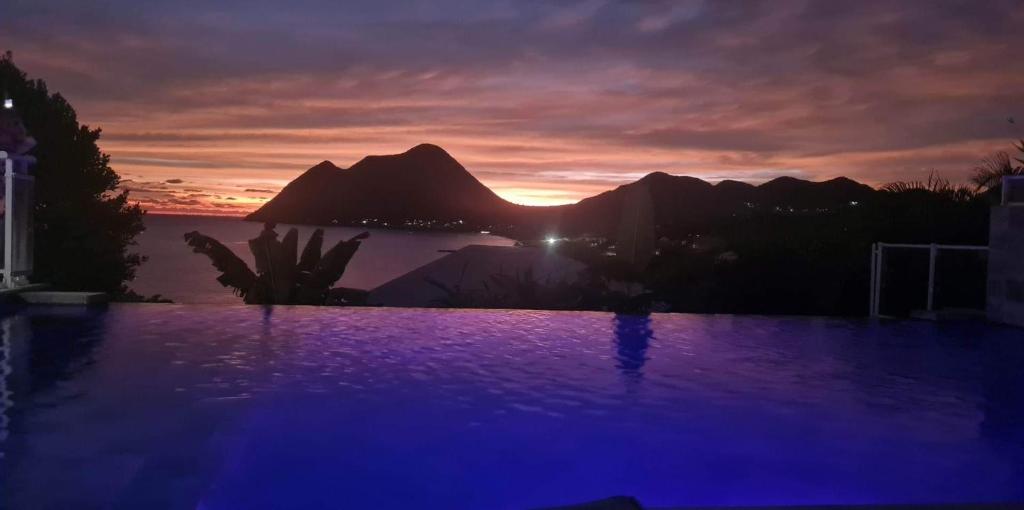 Bazén v ubytování studio cosi, jardin privé, vue magique depuis piscine à débordement de la résidence nebo v jeho okolí