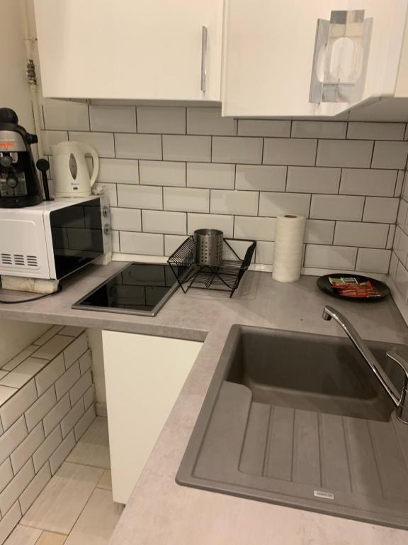 A kitchen or kitchenette at The Whistling Rabbi