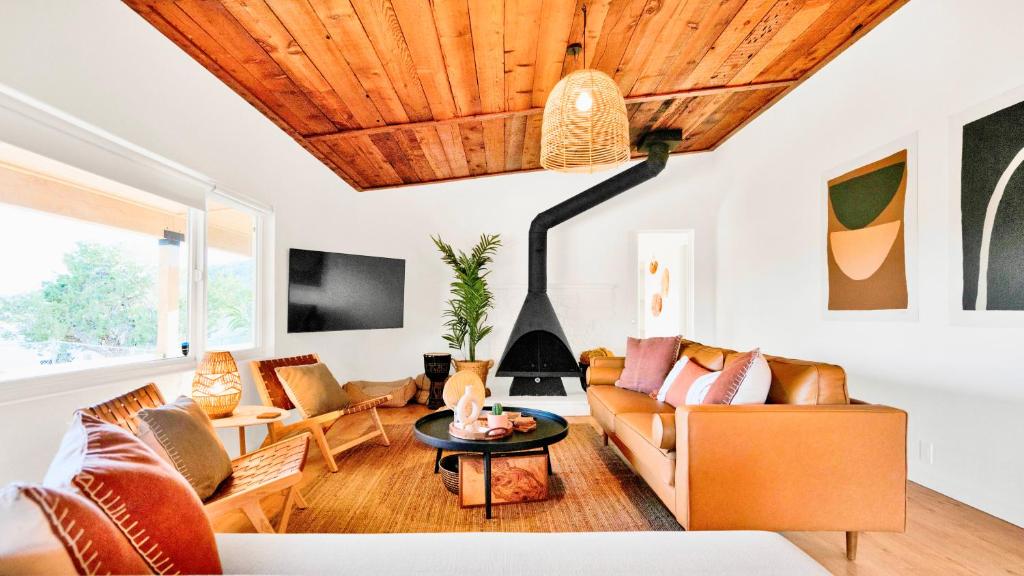 GanEden! Peaceful getaway Firepit, spa, yoga studio, fire pit, Joshua Tree - Housity