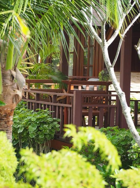 Ein Garten an der Unterkunft Green Papaya Beach Resort, Koh Phangan