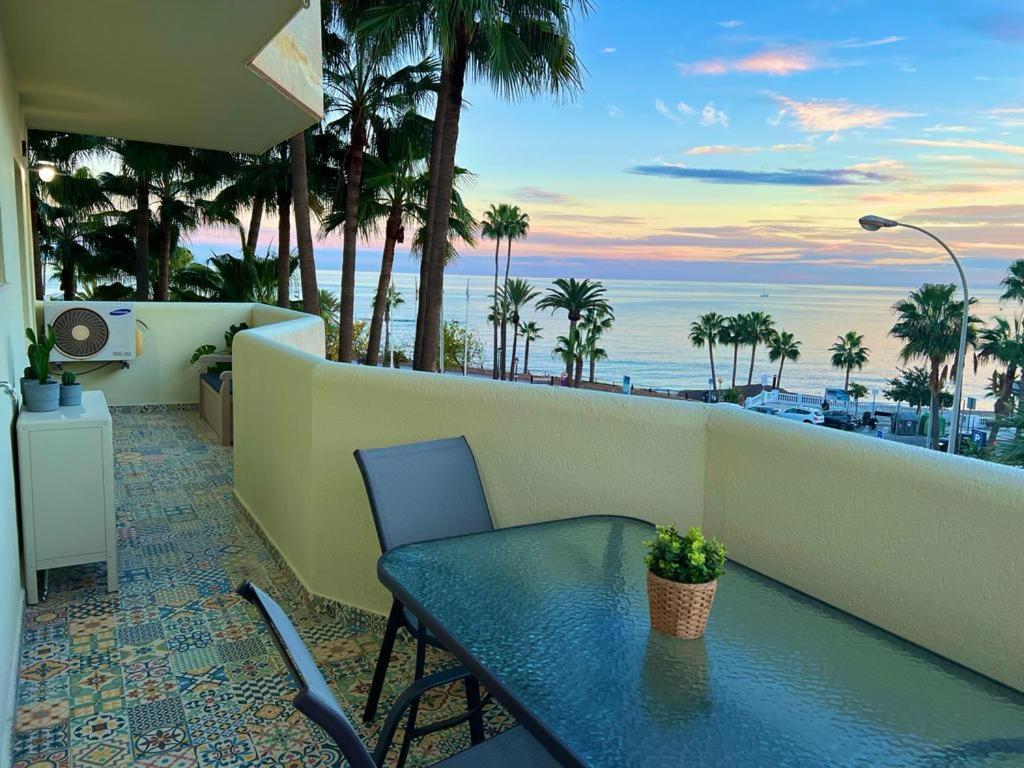 a table and chairs on a balcony with a view of the ocean at Apartamento con vistas al mar in Benalmádena