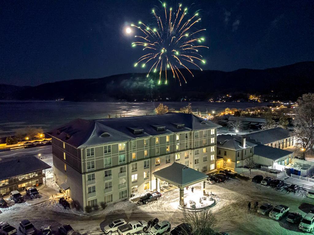 un hôtel avec un feu d'artifice dans le ciel sur un parking dans l'établissement Fort William Henry Hotel, à Lake George