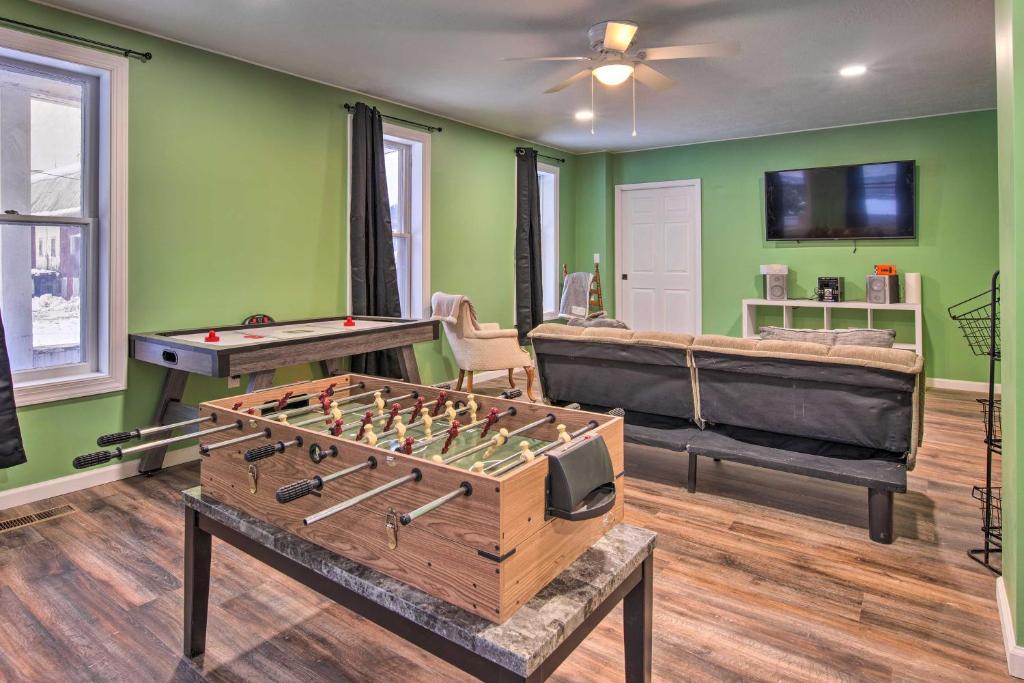 ein Wohnzimmer mit einer Tischtennisplatte und einem Spielezimmer in der Unterkunft Pet-Friendly Finger Lakes Home Near Ithaca! 