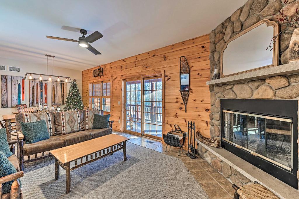 ein Wohnzimmer mit einem Kamin und einem Sofa in der Unterkunft North Creek Family Cabin - 3 Mi to Gore Mountain! in North Creek