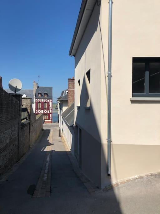 une ombre d'un bâtiment sur le côté d'une rue dans l'établissement Le Lodge de Louise, centre ville Saint Valery sur somme, à Saint-Valery-sur-Somme