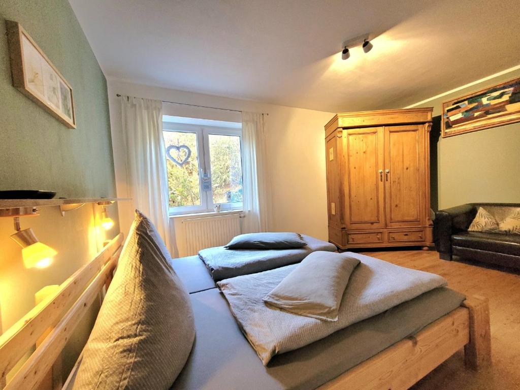 a bedroom with two beds and a window at Ahrtal Vier Sterne Ferienwohnungen Alexandra Weiler Ferienwohnung Harmonie in Bad Neuenahr-Ahrweiler
