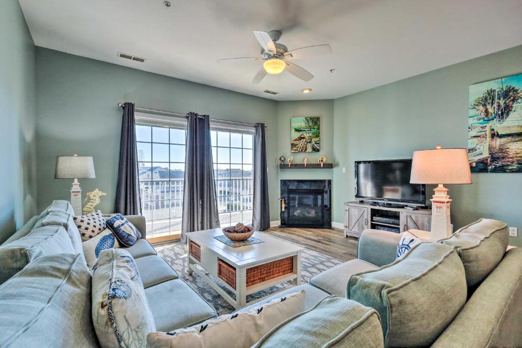 un soggiorno con divano e TV di Walkable Dtwn OC Condo Balcony with Inlet View a Ocean City