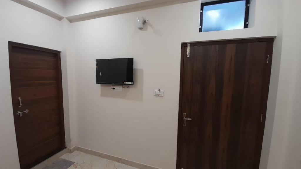 TV a/nebo společenská místnost v ubytování Hotel Sunstays Oppsite Bus stand