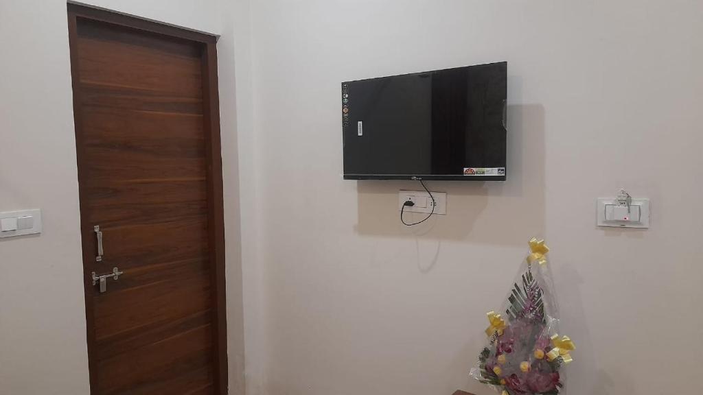 TV a/nebo společenská místnost v ubytování Hotel Sunstays Oppsite Bus stand