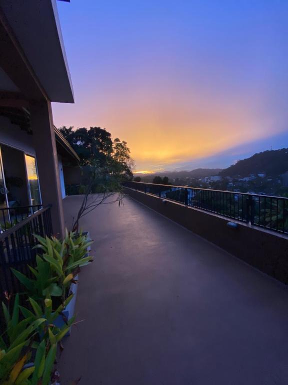 Blick auf einen Fluss bei Sonnenuntergang von einem Haus aus in der Unterkunft Feel Home in Kandy