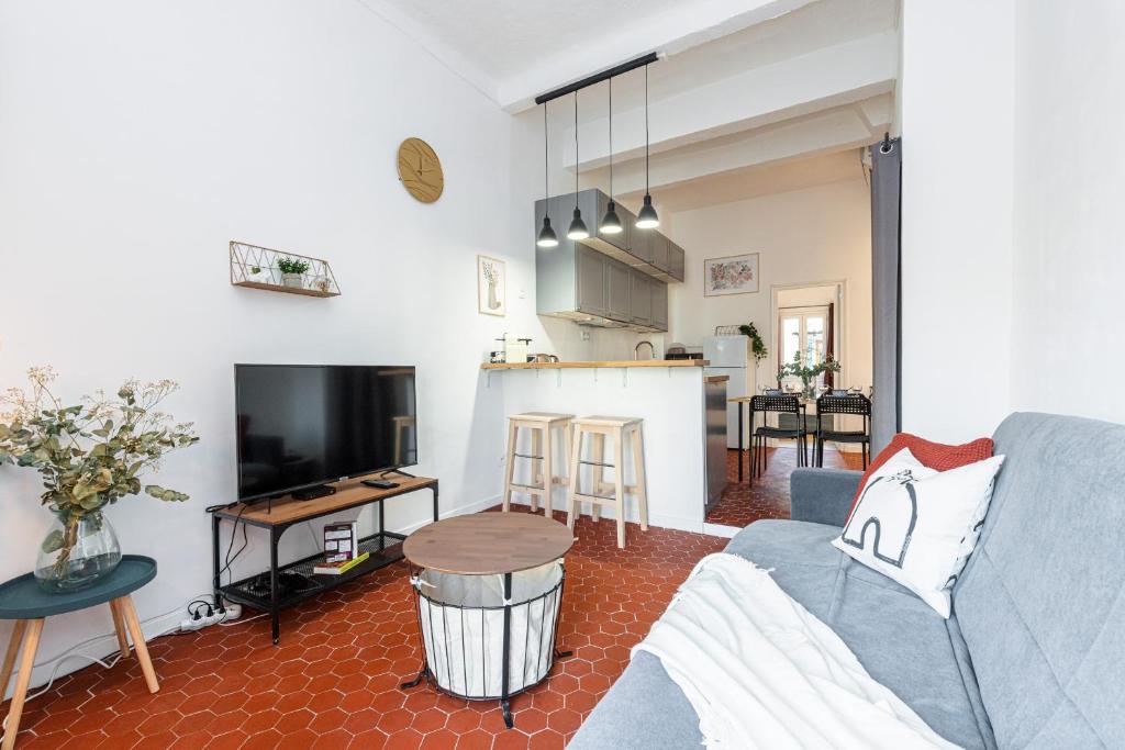 un salon avec un canapé et une table dans l'établissement Lovely 1 Bdr in Harbor Area, à Nice