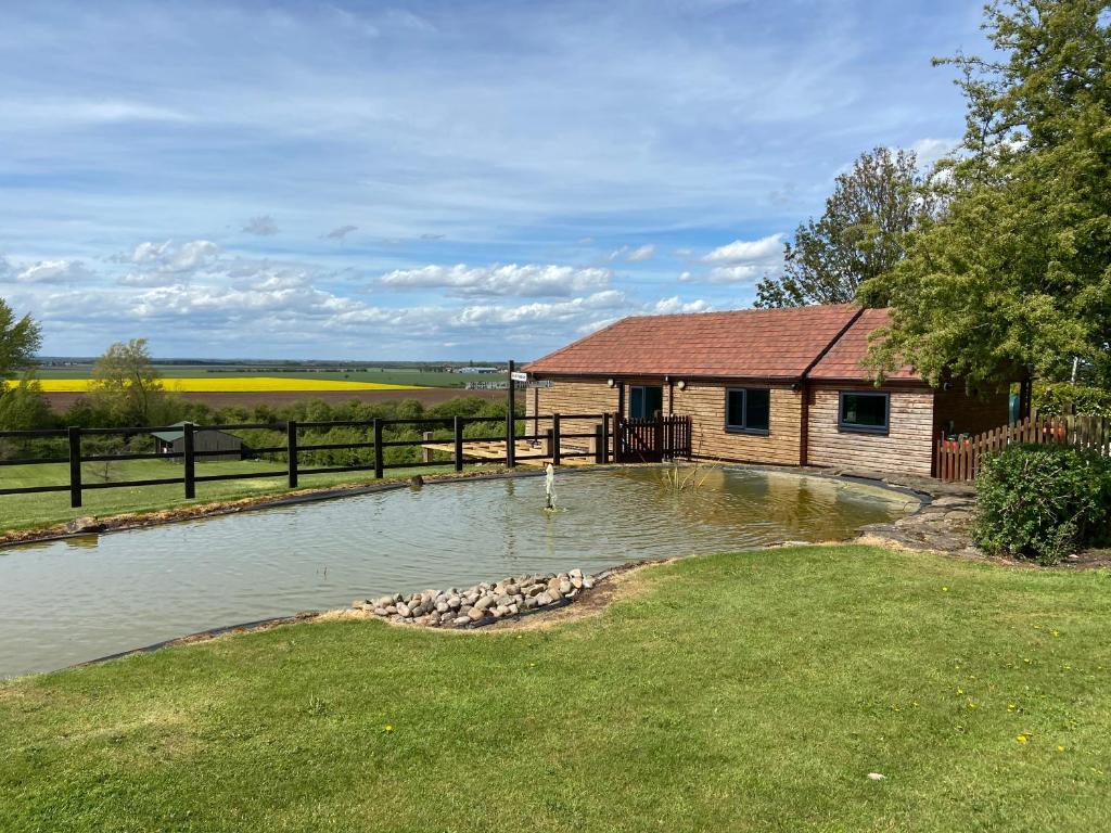 una casa con un estanque en el patio en Zara’s retreat, en Doncaster