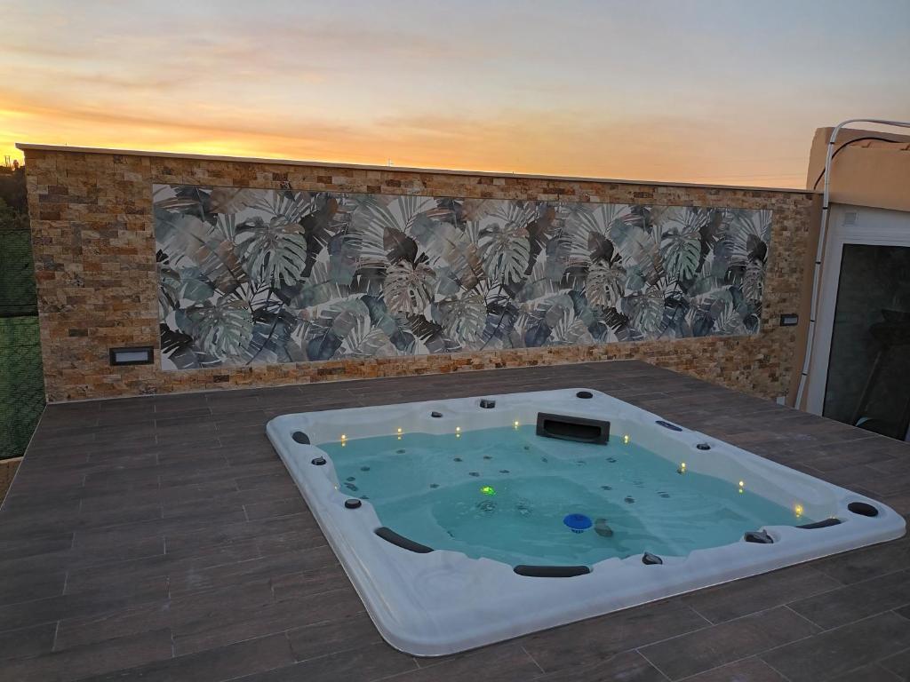 une baignoire jacuzzi au milieu d'un patio dans l'établissement VILLA L'ESTAQUE, à Armação de Pêra