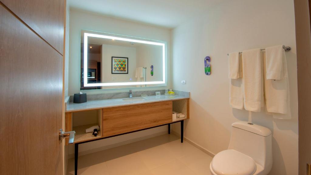 Holiday Inn & Suites - Merida La Isla by IHG - King Suite With City View