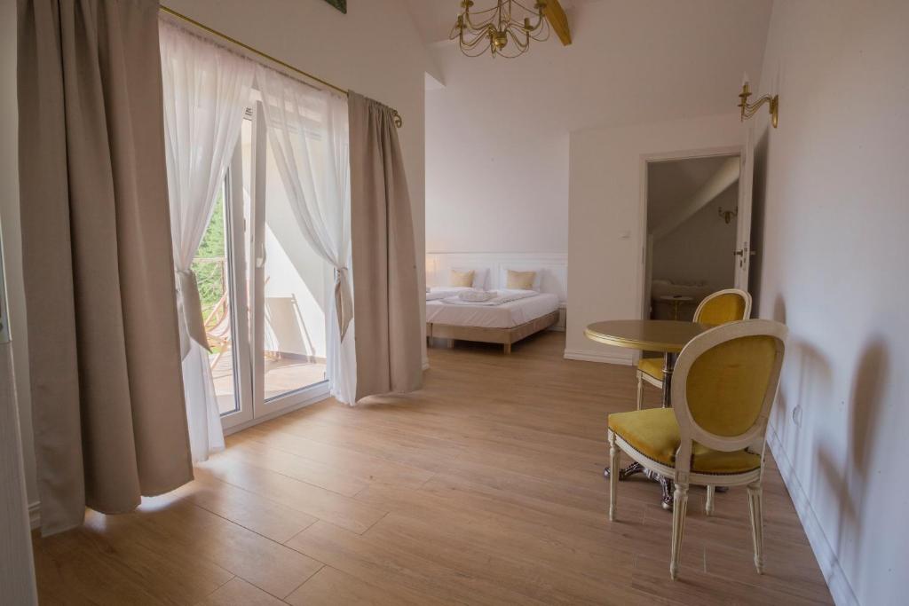 Posteľ alebo postele v izbe v ubytovaní Dwór i Dworek Leszczowate Wellness & Spa