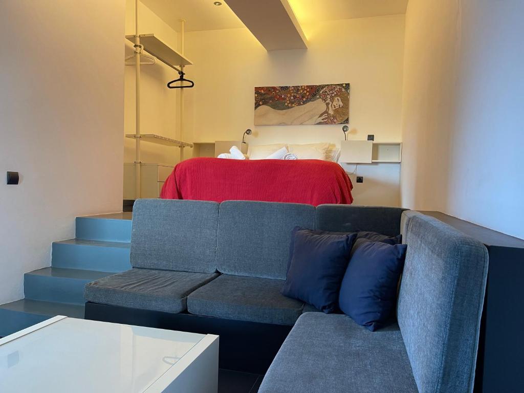 - un salon avec un canapé et un lit dans l'établissement Sea Breeze Studios, à Porto da Cruz