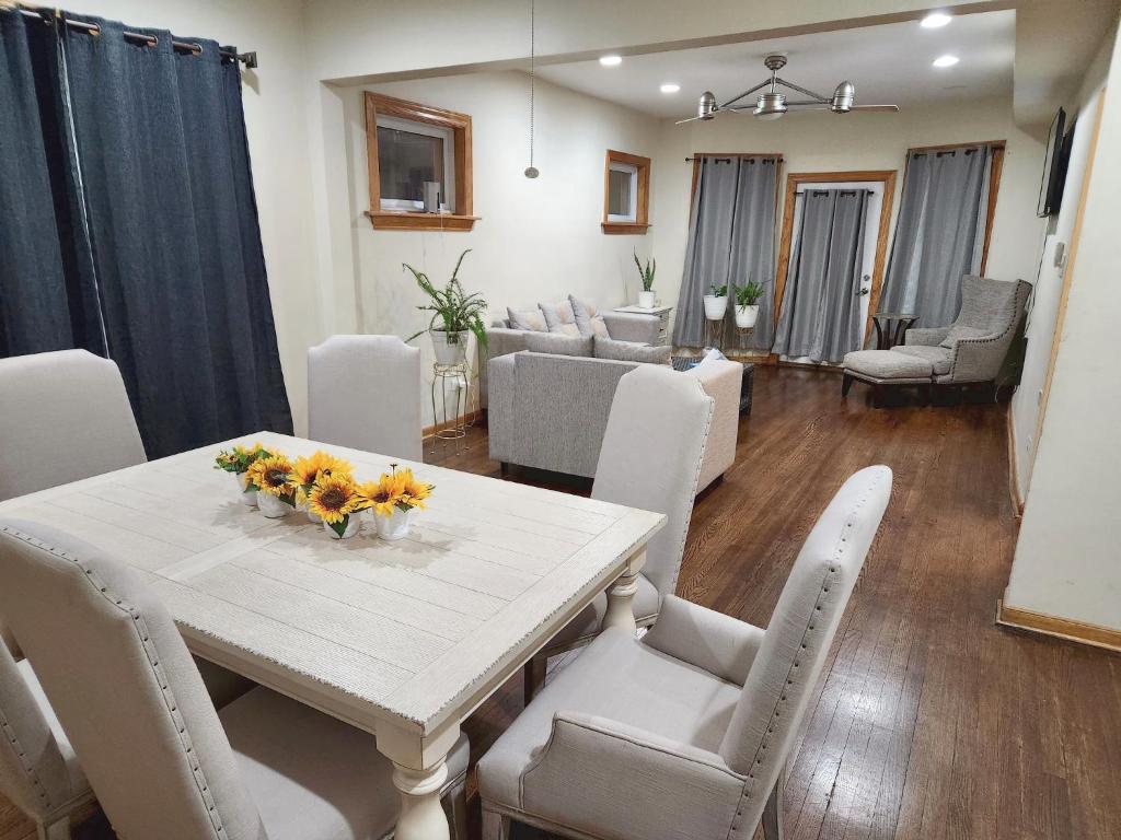 uma sala de jantar e sala de estar com mesa e cadeiras em Relaxing Entire Roseland Neighborhood Apartment Unit em Chicago