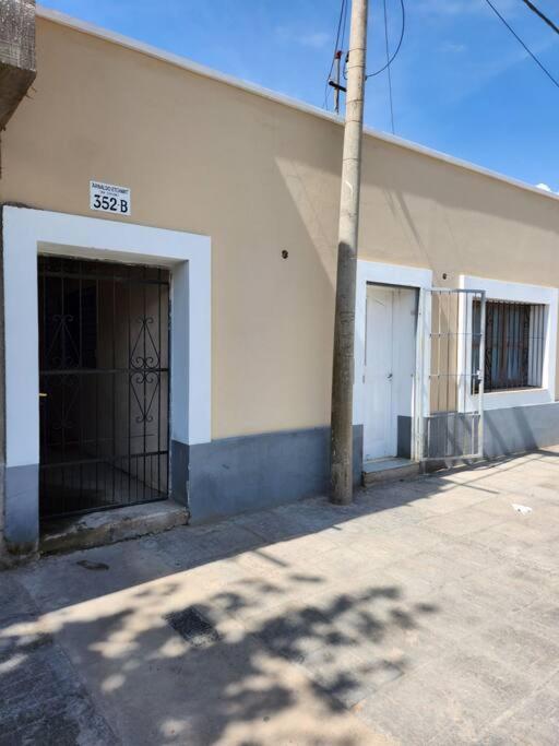 un edificio con dos puertas y un poste delante de él en casa Mia Fausti Cafayate, salta en Cafayate