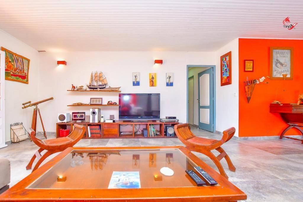 TV a/nebo společenská místnost v ubytování AGREABLE VILLA DU DIAMANT